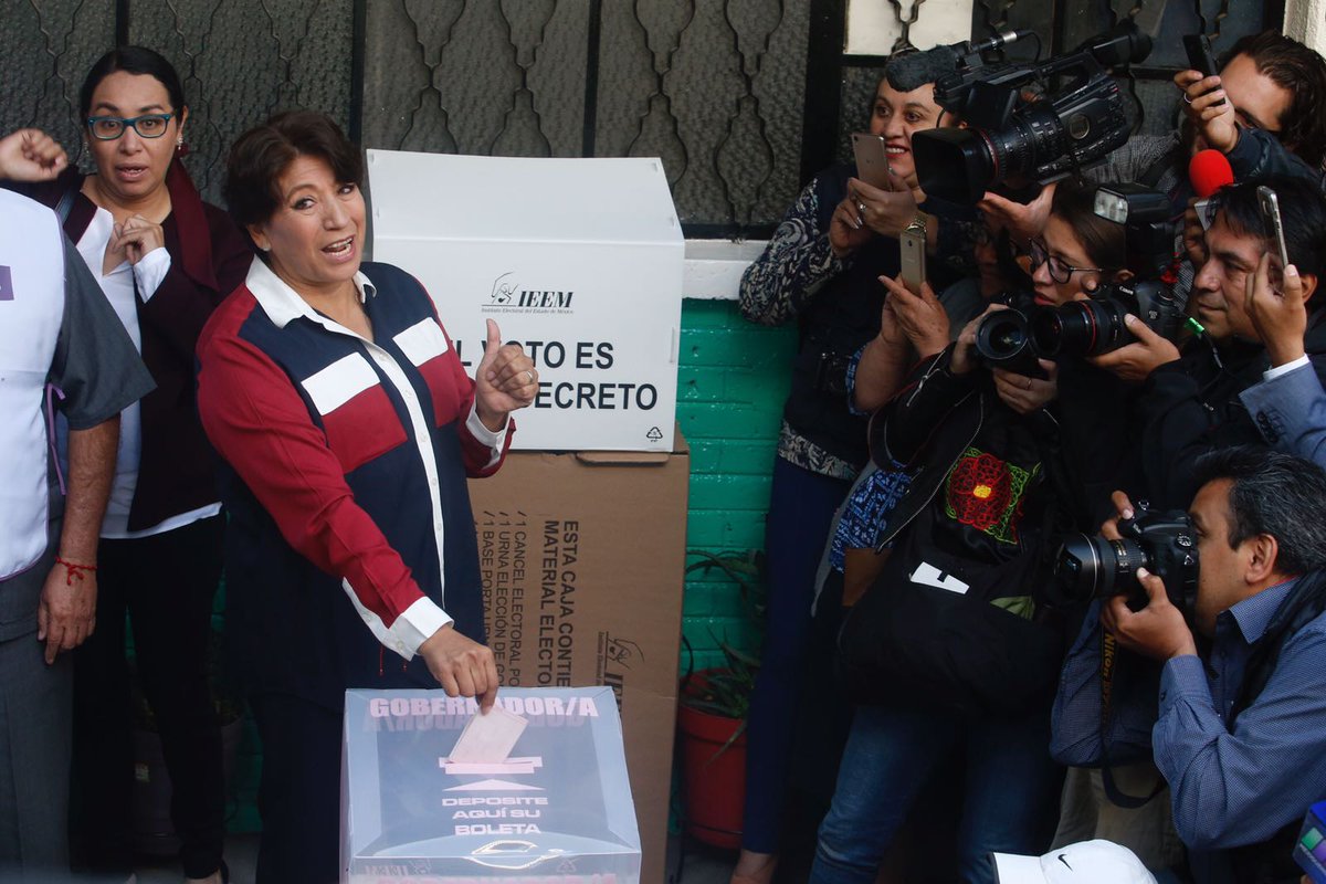 Delfina emite su voto en Texcoco