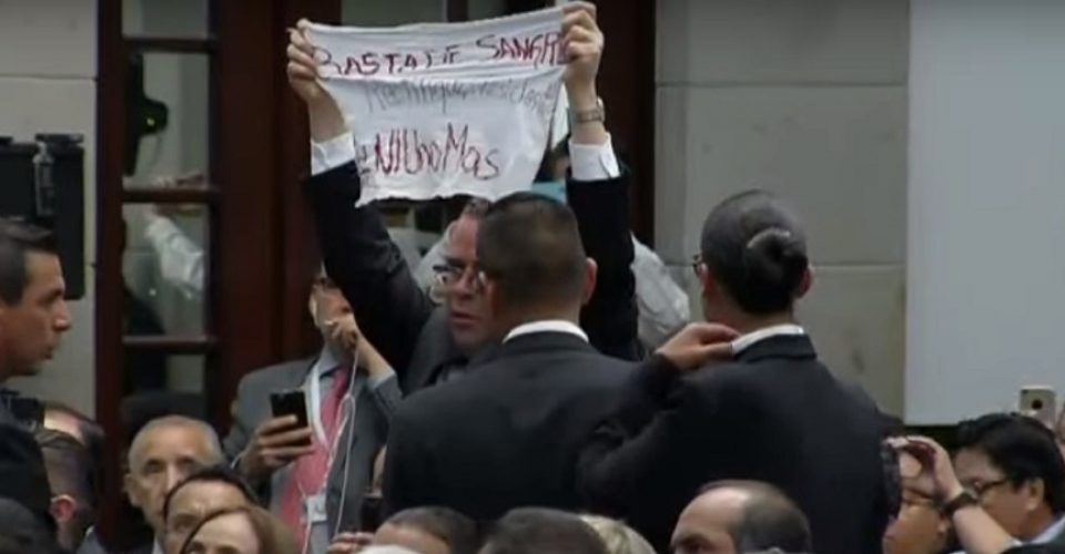Periodista protesta en evento de Peña Nieto; “Basta de sangre. #NiUnoMas”, dice
