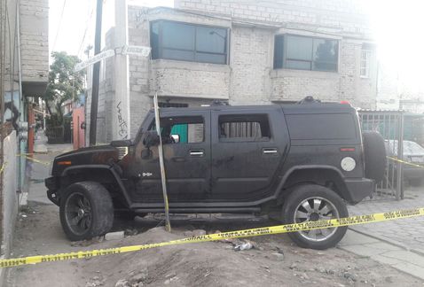 Asesinan a hombre dentro de Hummer en Iztapalapa