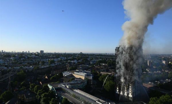 Elevan a 12 la cifra de muertos tras incendio en edificio de Londres