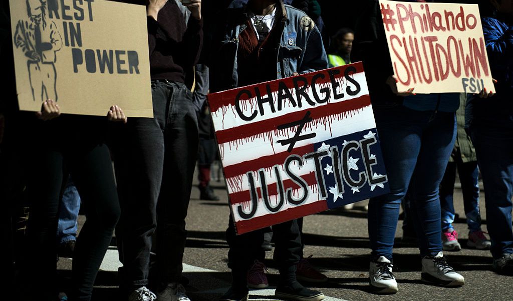 Absolución de policía genera protestas masivas en Minnesota; saldo 18 detenidos