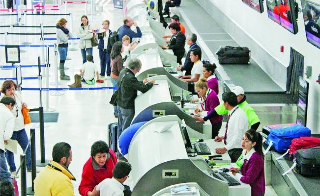 Profeco multa a 5 aerolíneas por cobro de primera maleta