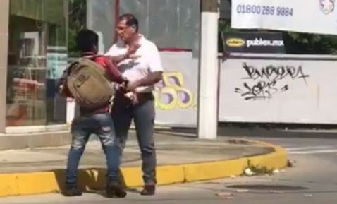 Director de comercio en Coatzacoalcos agrede a niño por vender en la calle