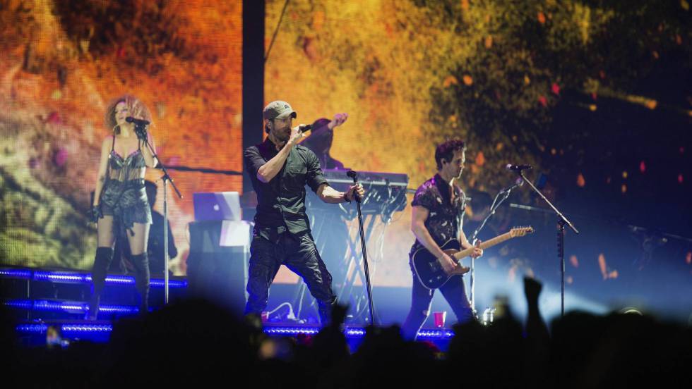 “¡Esto es un atraco!”, fans abuchean a Enrique Iglesias en concierto