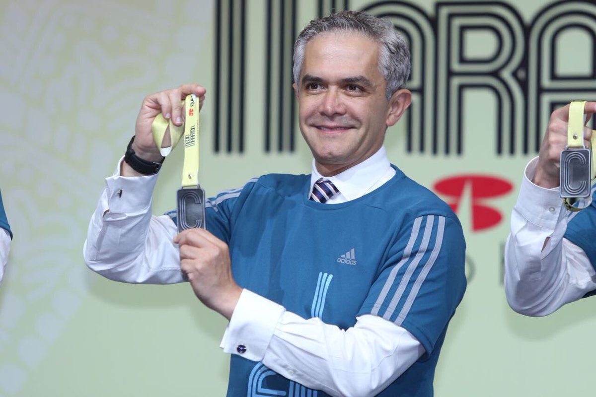 Presentan playera y medalla del Medio Maratón de la CdMx