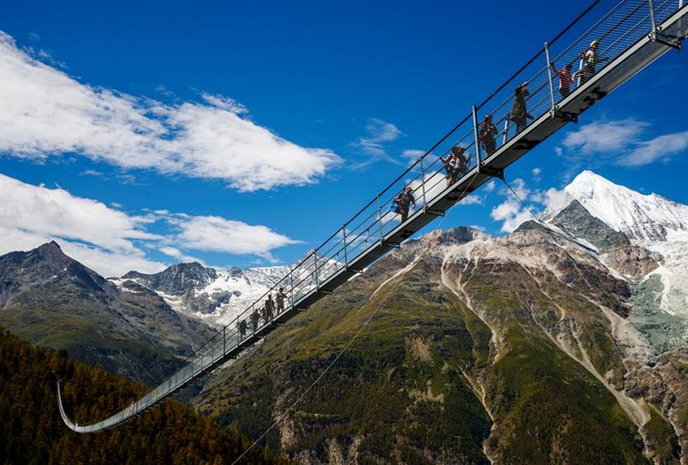 Suiza inaugura el puente colgante peatonal más largo del mundo