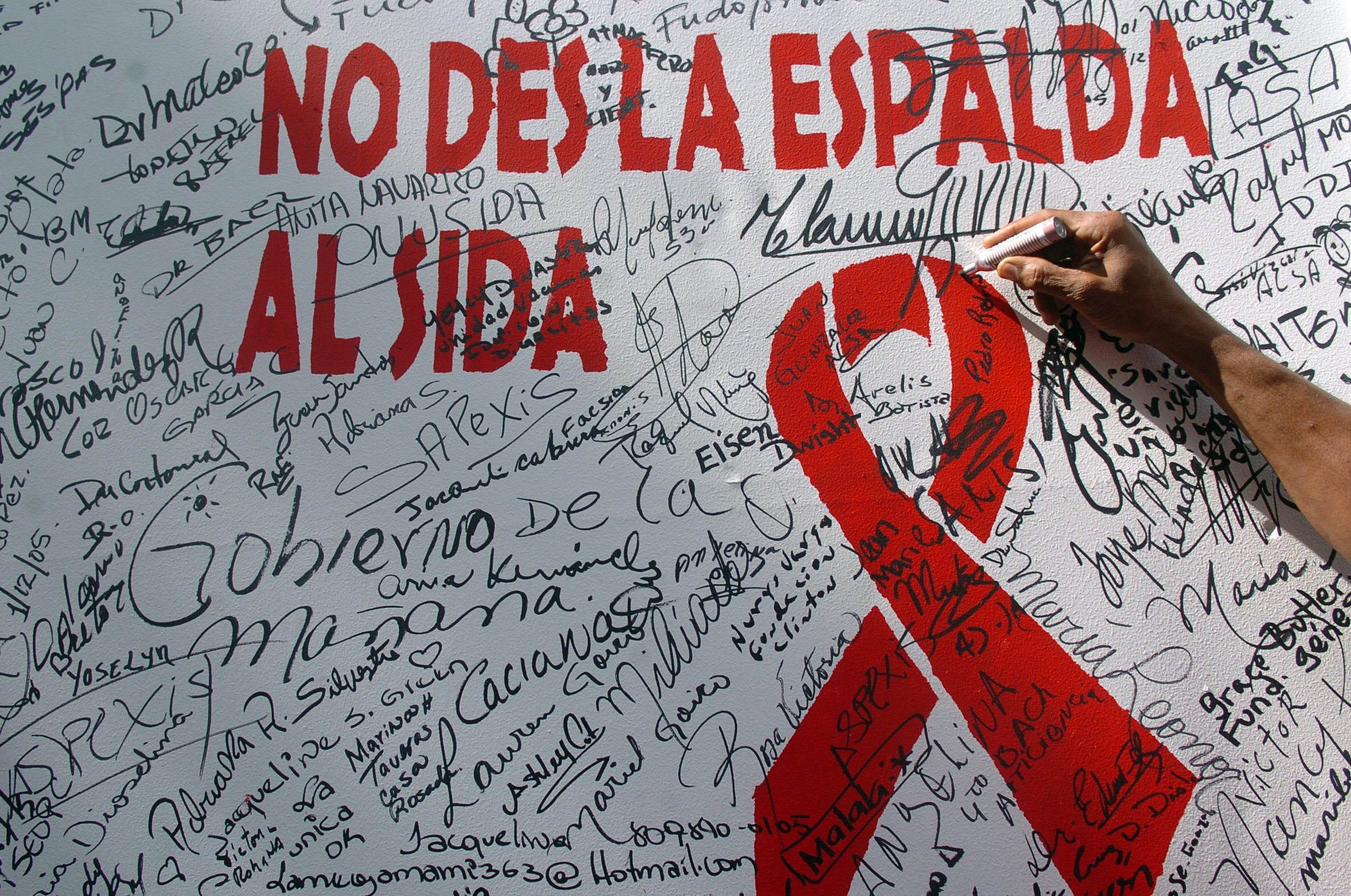 Muertes relacionadas con el sida se han reducido a la mitad en la última década: ONU