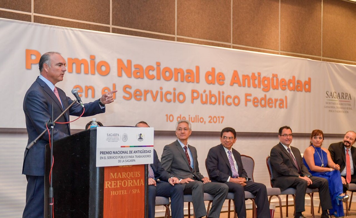 Entrega el secretario José Calzada, Premio Nacional de Antigüedad en el Servicio Público Federal