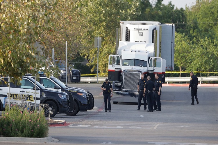 Encuentran 8 cadáveres y 40 personas más, dentro de un camión en Texas