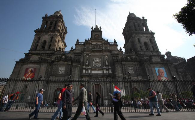 Dan de alta a sacerdote apuñalado en la Catedral Metropolitana