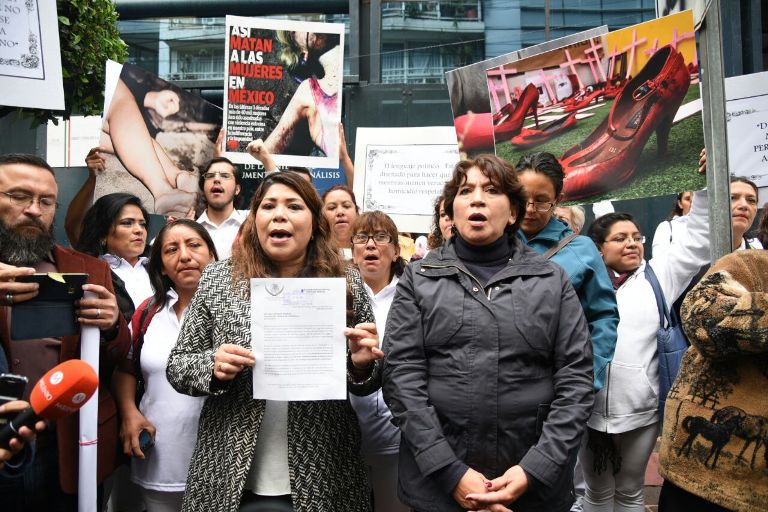 Condena Delfina Gómez feminicidios con protesta en PGR