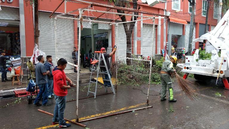 Comerciantes acuerdan con Delegación retirar más de mil estructuras de Centro y Tepito