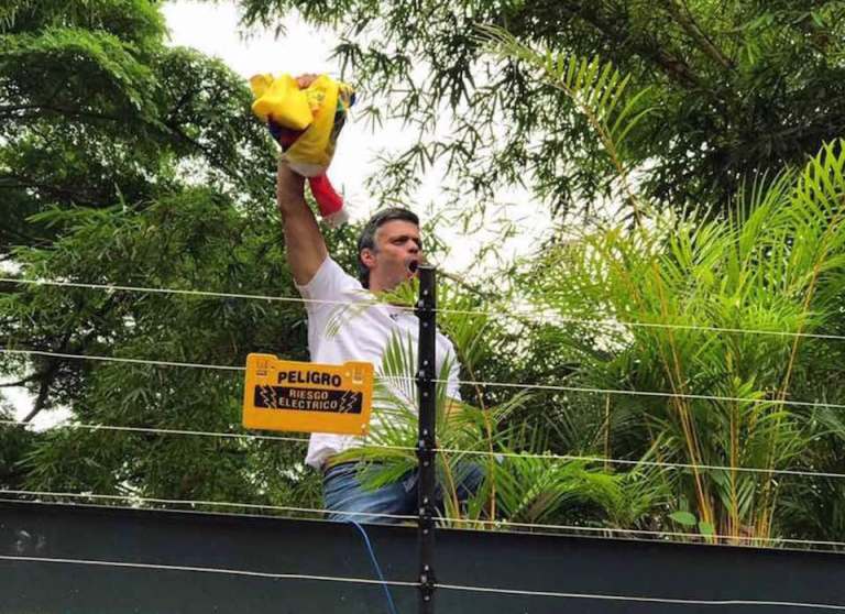 Leopoldo López sale de la cárcel bajo arresto domiciliario