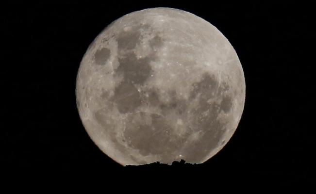 El interior de la Luna tiene agua: científicos