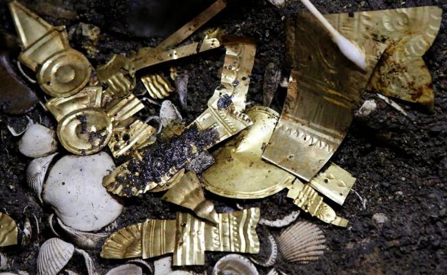 Encuentran oro en ofrenda de lobo sacrificado por los aztecas