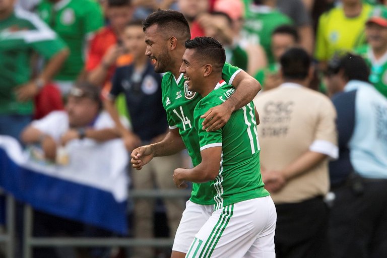 México vence 3-1 a El Salvador, en su debut de la Copa Oro