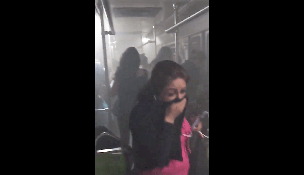 Falla eléctrica en el Metro llena de humo tóxico los vagones