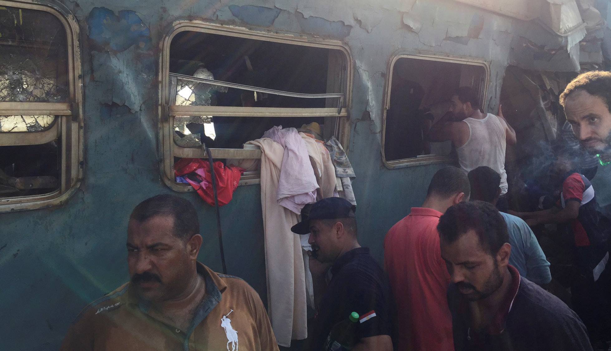 36 muertos y 123 heridos deja choque de trenes en Egipto