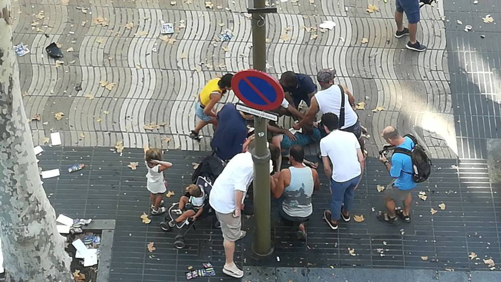 Furgoneta atropella a varias personas en Barcelona; reportan dos muertos