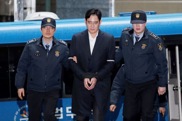 Sentencian a 5 años de prisión al heredero de Samsung por corrupción