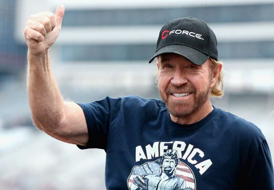 Sobrevive Chuck Norris a dos paros cardiacos en 47 minutos