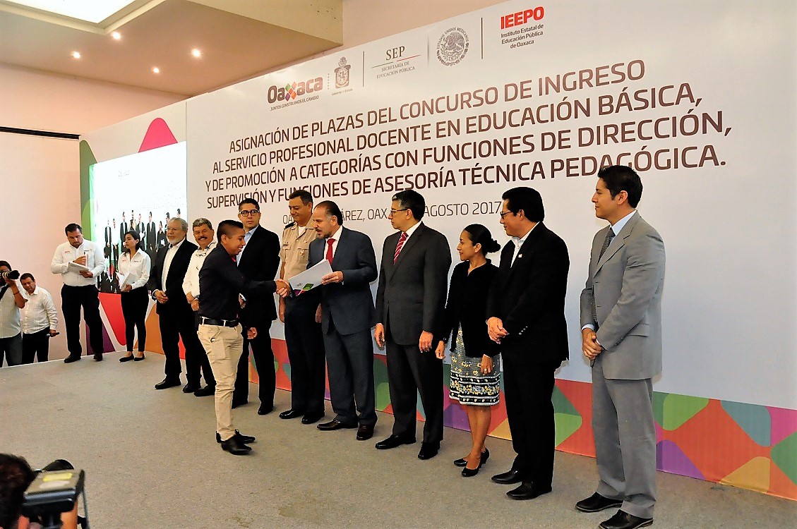 Asigna Gobierno de Oaxaca 366 plazas de nuevo ingreso y de promoción a docentes idóneos
