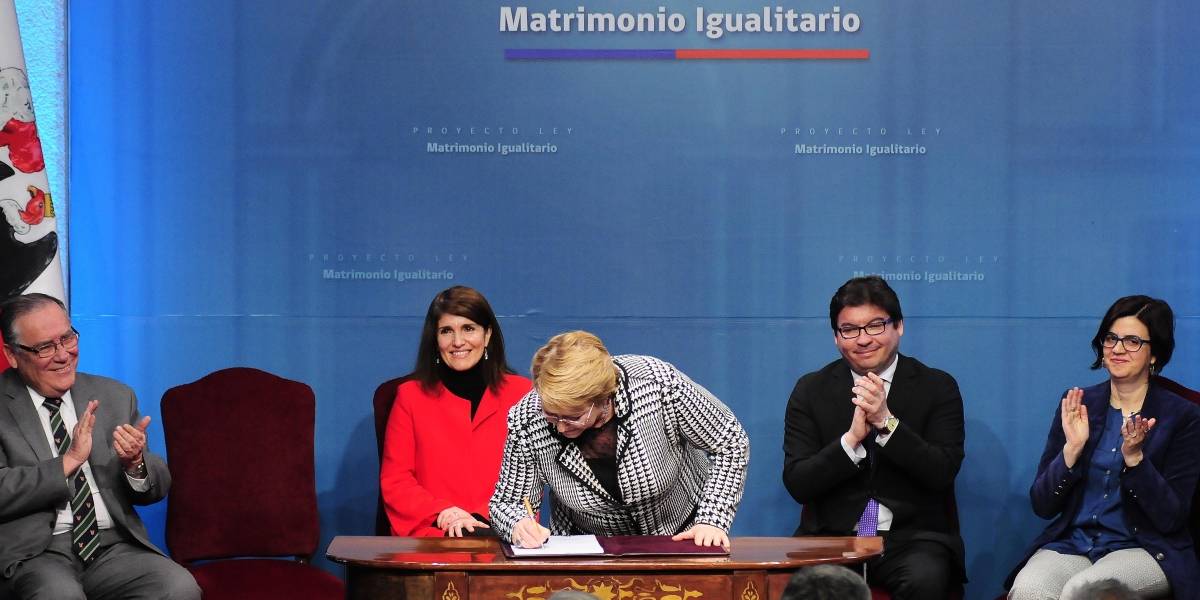 Michelle Bachelet firma proyecto de ley de matrimonio igualitario en Chile