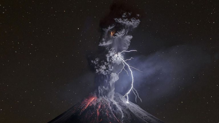 National Geographic premia a mexicano por impresionante fotografía de Volcán de Colima