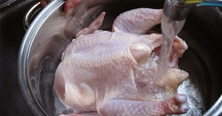 ¡Alerta! Lavar el pollo crudo es un riesgo para salud