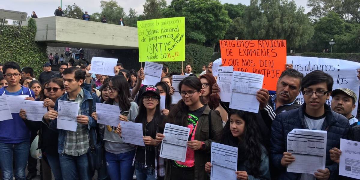 Rechazados a la UNAM protestan en Rectoría; piden revisión de examen
