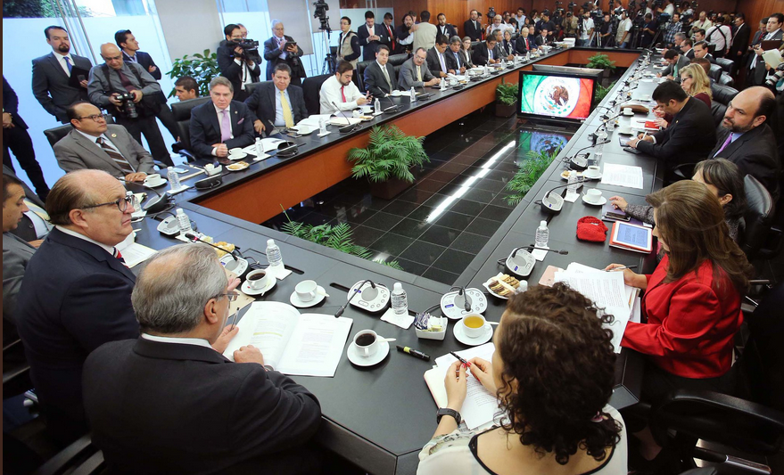 Graco Ramírez hace responsables a las autoridades federales por socavón en Paso Exprés, ante senadores y diputados