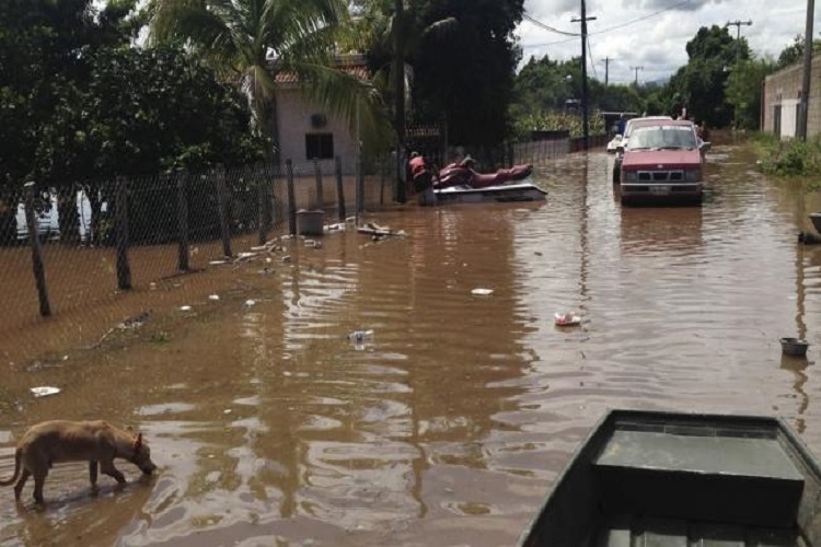 Desbordamiento del río Puruzaro en Michoacán deja un muerto
