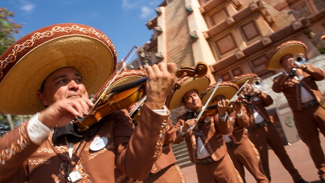 OTRAS INQUISICIONES: Mariachi : Símbolo de mexicanidad