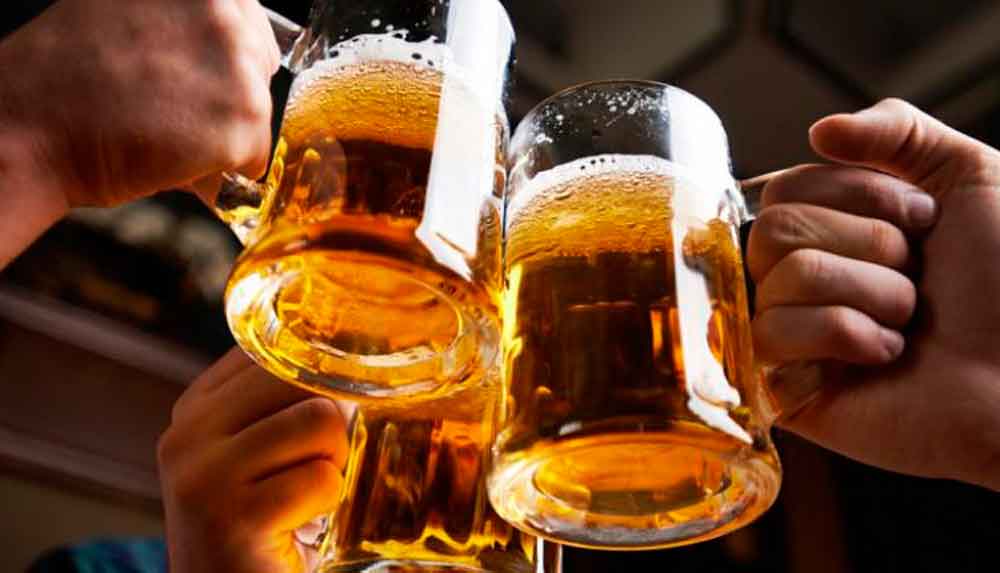 Un vaso de cerveza o una copa de vino al día reduce el riesgo de muerte prematura