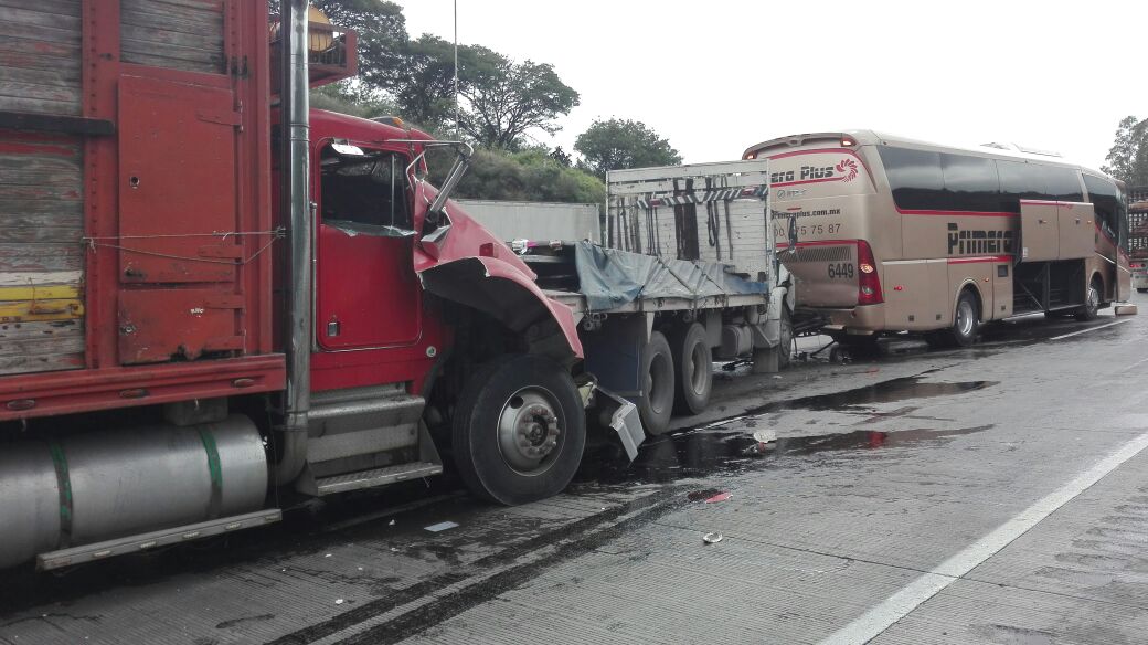 Reabren la México-Querétaro, dos horas después la vuelven a cerrar por nuevo choque