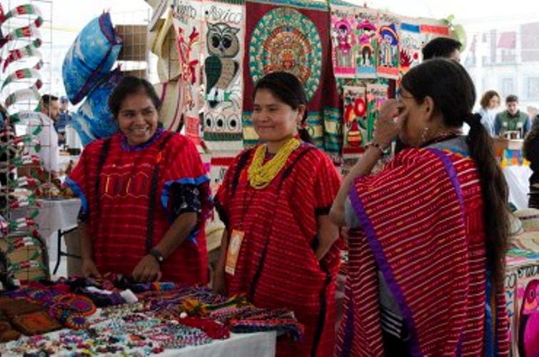 ALFA  OMEGA: El Zócalo, es sede temporal de pueblos indígenas