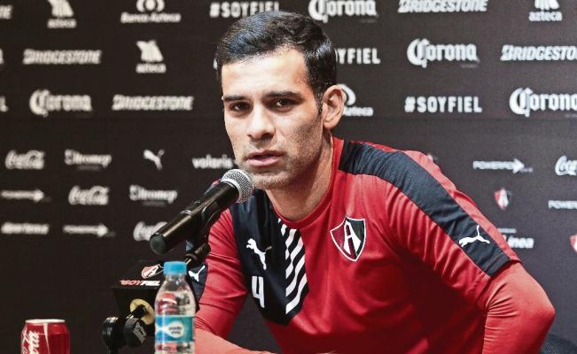 Rafa Márquez entrena ante un posible regreso a las canchas