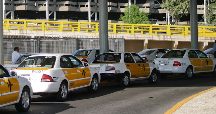 Cofece multa a cinco sitios de taxis del AICM por pactar aumento de precios