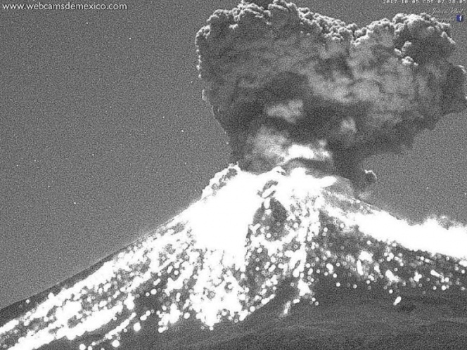 Emite volcán Popocatépetl gran explosión y fragmentos incandescentes