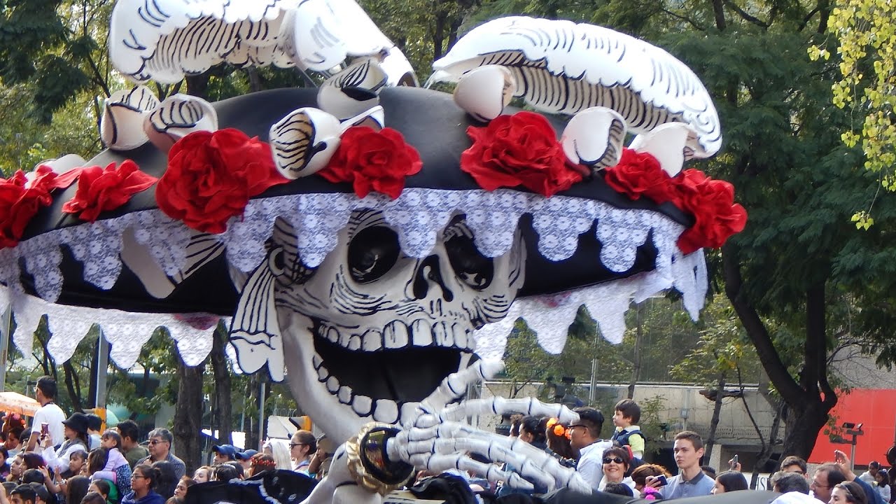 Gran convocatoria en “Desfile de Día de Muertos” y la “Fórmula uno”