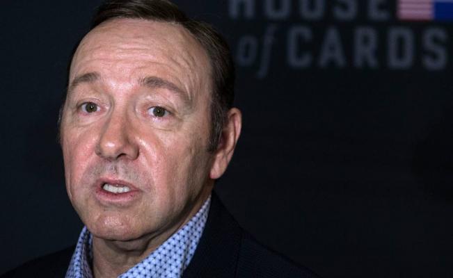 Tras escándalo, retiran premio Emmy  a Kevin Spacey (+Video)