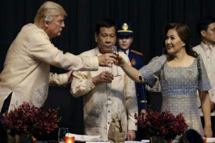 Trump arriba a Filipinas para la cumbre de la ASEAN
