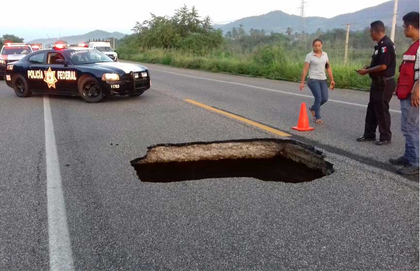 Se abre socavón en la carretera Acapulco-Zihuatanejo