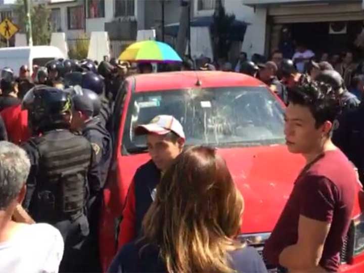 Automovilista embiste a manifestantes en avenida Centenario