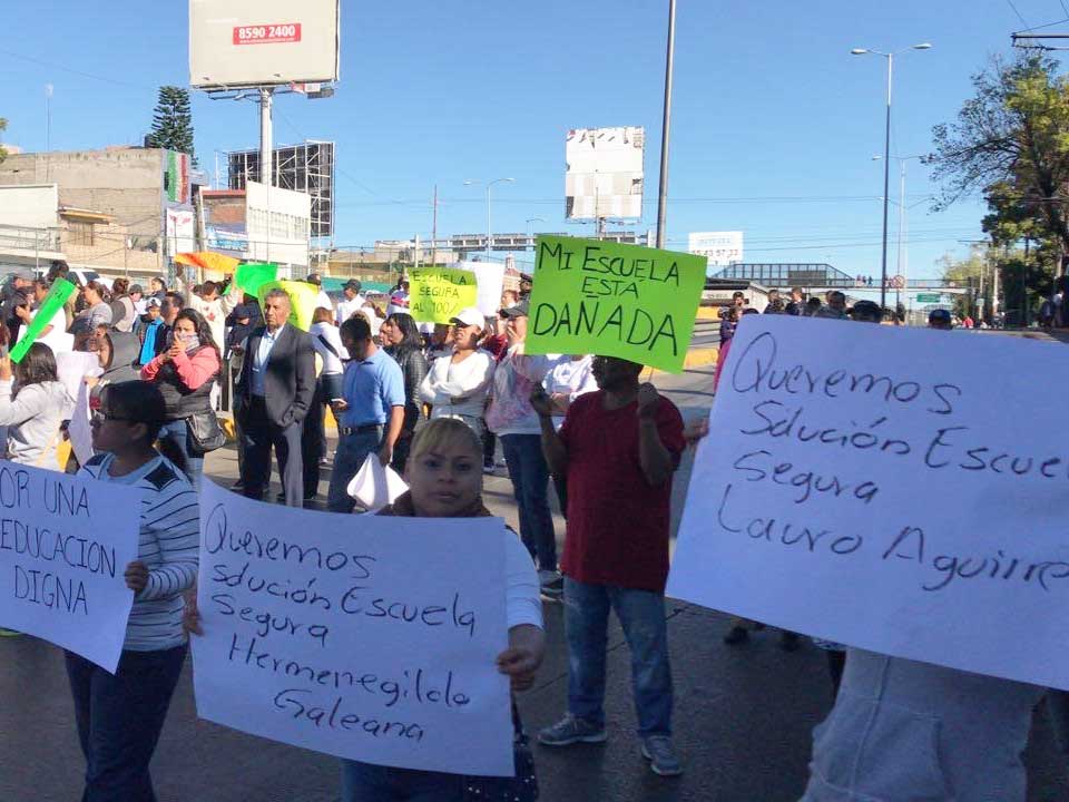 Bloquean Circuito Interior, a la altura del AICM; exigen revisión de escuelas