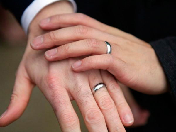 CNDH pide a IMSS dar  pensión por viudez a parejas gay
