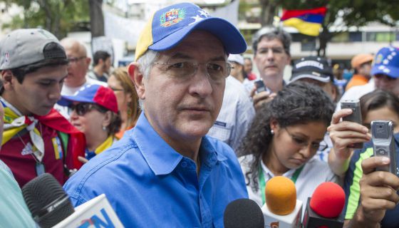 Antonio Ledezma, líder opositor venezolano, escapa de arresto domiciliario; huye a Colombia