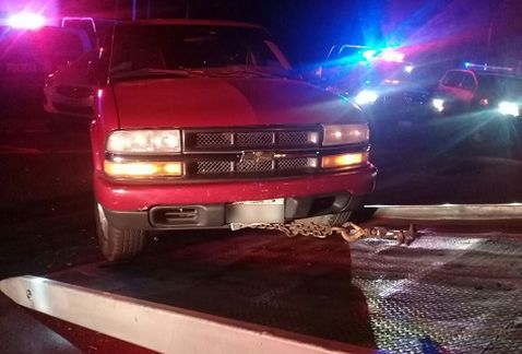 Camioneta donde se encontraron a las dos personas maniatadas Foto: Milenio