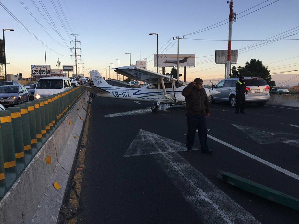 Avioneta aterriza de emergencia en Boulevard Aeropuerto en Toluca