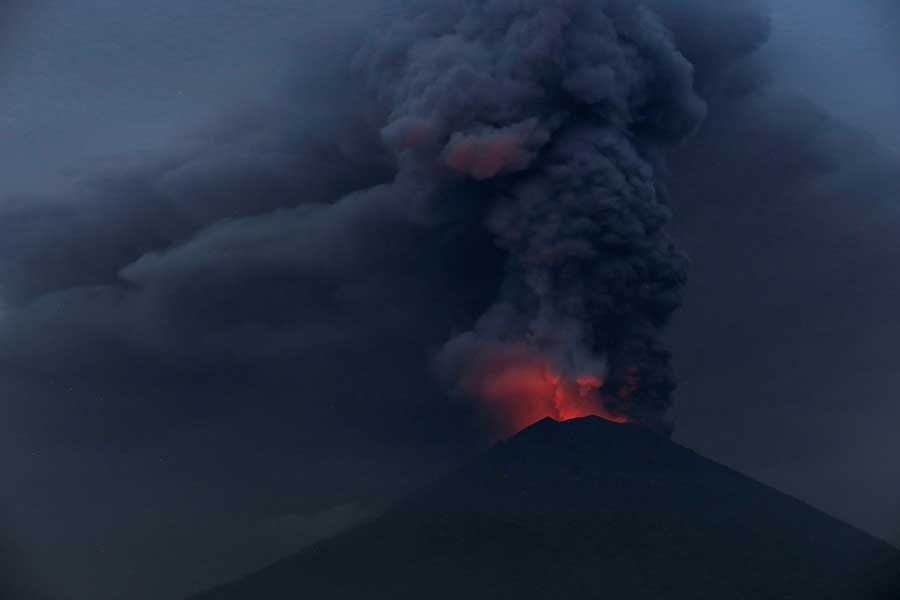 Ordenan evacuación de 100 mil personas en Indonesia ante “erupción inminente” de volcán